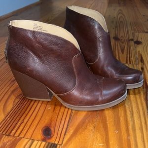 Korks chocolate leather heeled ankle bootie